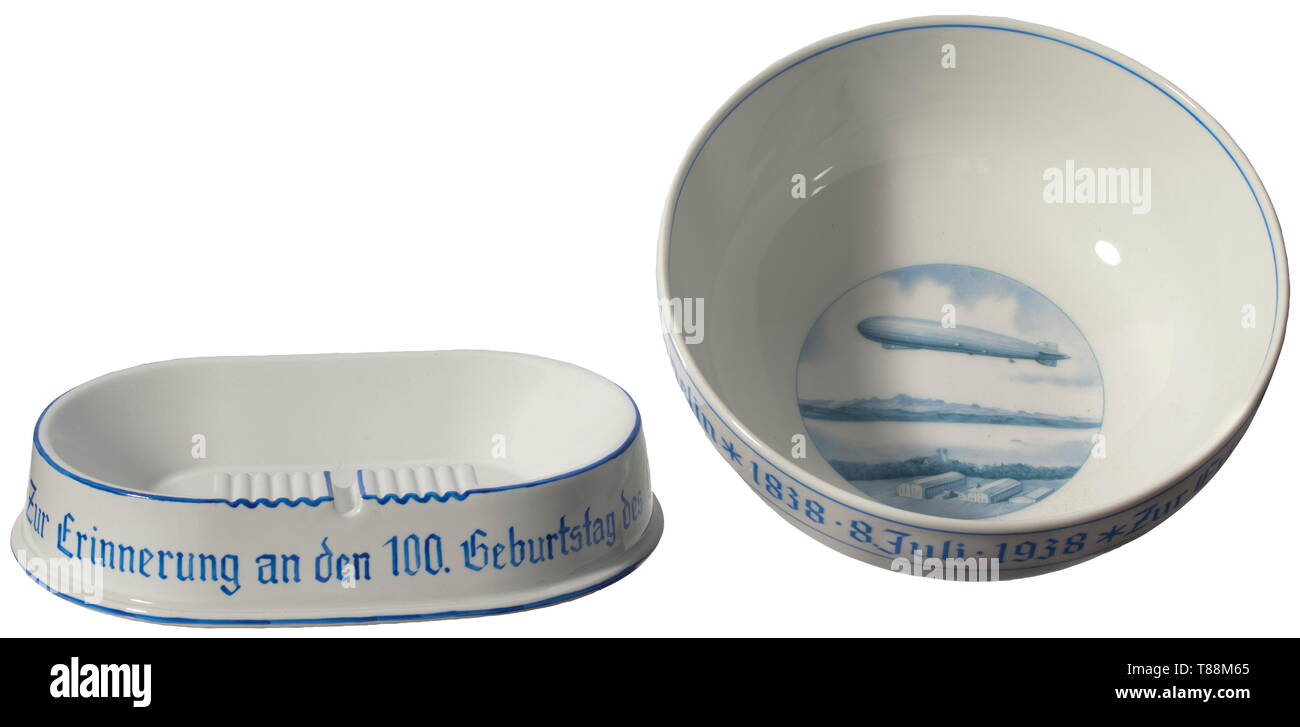 Bol en porcelaine et d'un cendrier pour le 100e anniversaire du comte Zeppelin, l'autre morceau de blanc, porcelaine émaillée, surligné en bleu avec l'inscription (tr.) 'en souvenir du comte Ferdinand von Zeppelin's 100e anniversaire 1838 - 8 juillet - 1938' autour de la frontière. Dans le centre du bol l'image d'un dirigeable Zeppelin sur le Bodensee, Maker's Mark 'Heinrich & Co.' (Selb). Sous le cendrier avec 'Maker's Mark RSR' dans un triangle. Anneaux de base non vitrés avec des signes d'utilisation. Diamètre de la cuvette et la longueur des vers 19 et cendrier 20 cm. Rare, se Additional-Rights Clearance-Info-Not-Available- Banque D'Images