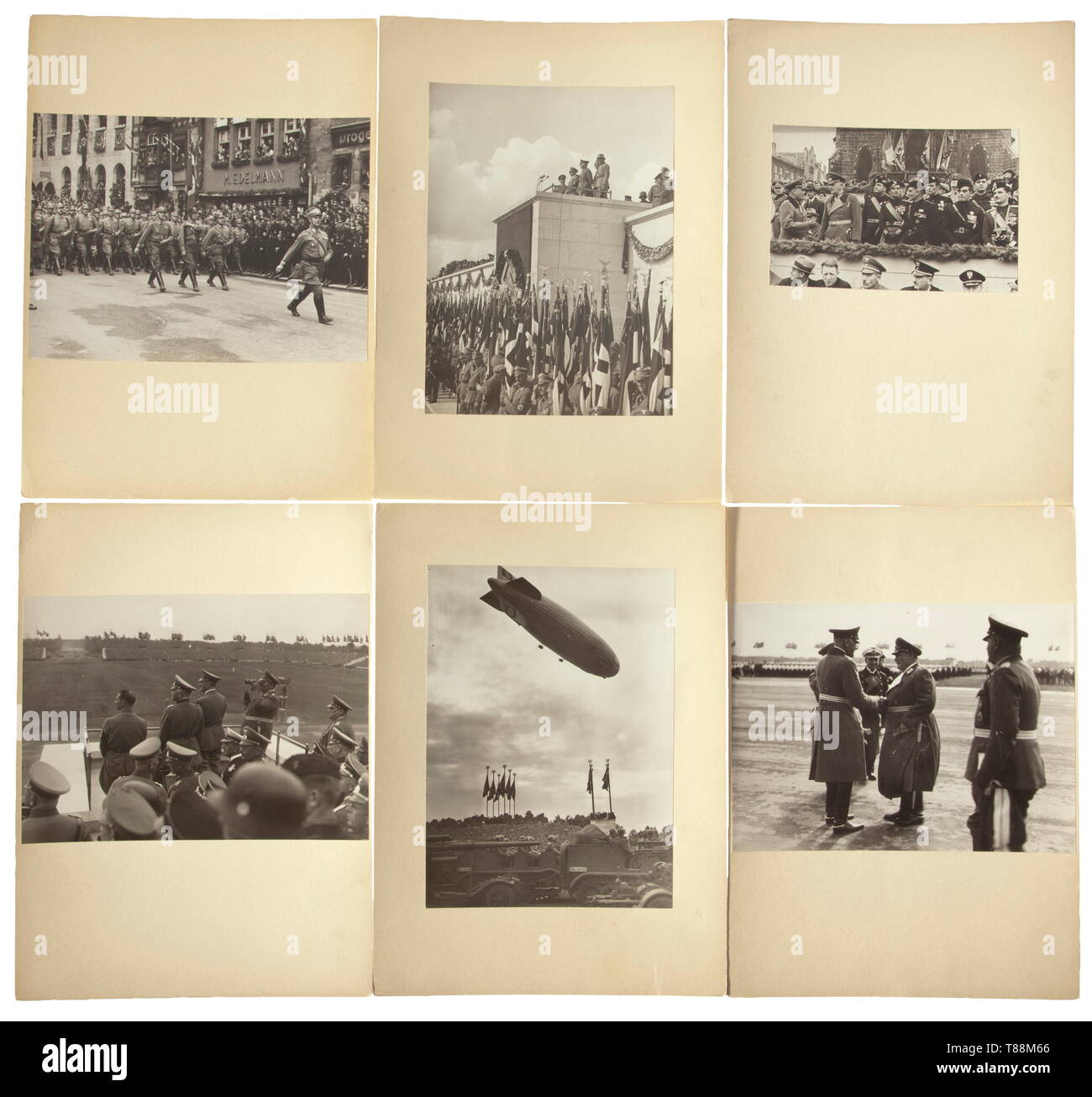 Environ 90 grandes photos des rassemblements de Nuremberg 1934 à 1937 principalement par Karl Kolb, certains par Kurt Grimm, surtout dans le format 16 x 23 cm et montées sur carton (circa 33 x 24 cm). L'arrière en partie avec des étiquettes d'archivage de l'information portant sur les images, les photographes et les dates de la prise des photos. Aussi les différents défilés de la Wehrmacht, le RAD, l'appel des dirigeants politiques, des photos des stands, derrière la scène (par exemple le positionnement de la lumière des projecteurs à l'appel nominal des dirigeants politiques) et bien d'autres. Très intéressant, et rare , Editorial-Use-seulement Banque D'Images