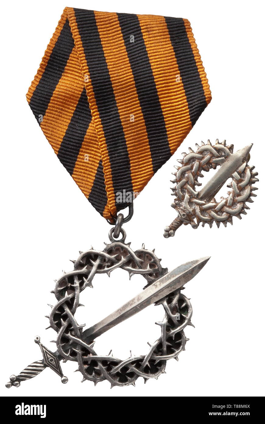 Un insigne de la première Glace (Kuban-)décoration d'argent campagne sous la forme d'une couronne d'épines avec une épée, sur l'original dans les couleurs du ruban pentagonale de l'Ordre de Saint George. Début question avec le numéro d'enregistrement en-frappé '26'. Diamètre de la couronne de 31 mm. Avec poids 12,7 g de ruban. Le prix est inclus la confirmation pour le lieutenant-général Peter von Glasenapp, publié en 1948 alors qu'il était en exil à Munich ainsi qu'un bulletin de l'Association de saint André en date du 1951 sur la mort de Peter von Glasenapp avec une photo et, Additional-Rights Clearance-Info-Not-Available- Banque D'Images