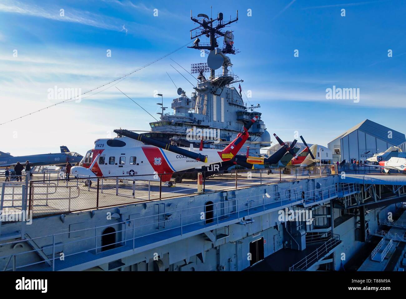 Hélicoptère de la Garde côtière sur le porte-avions Banque D'Images