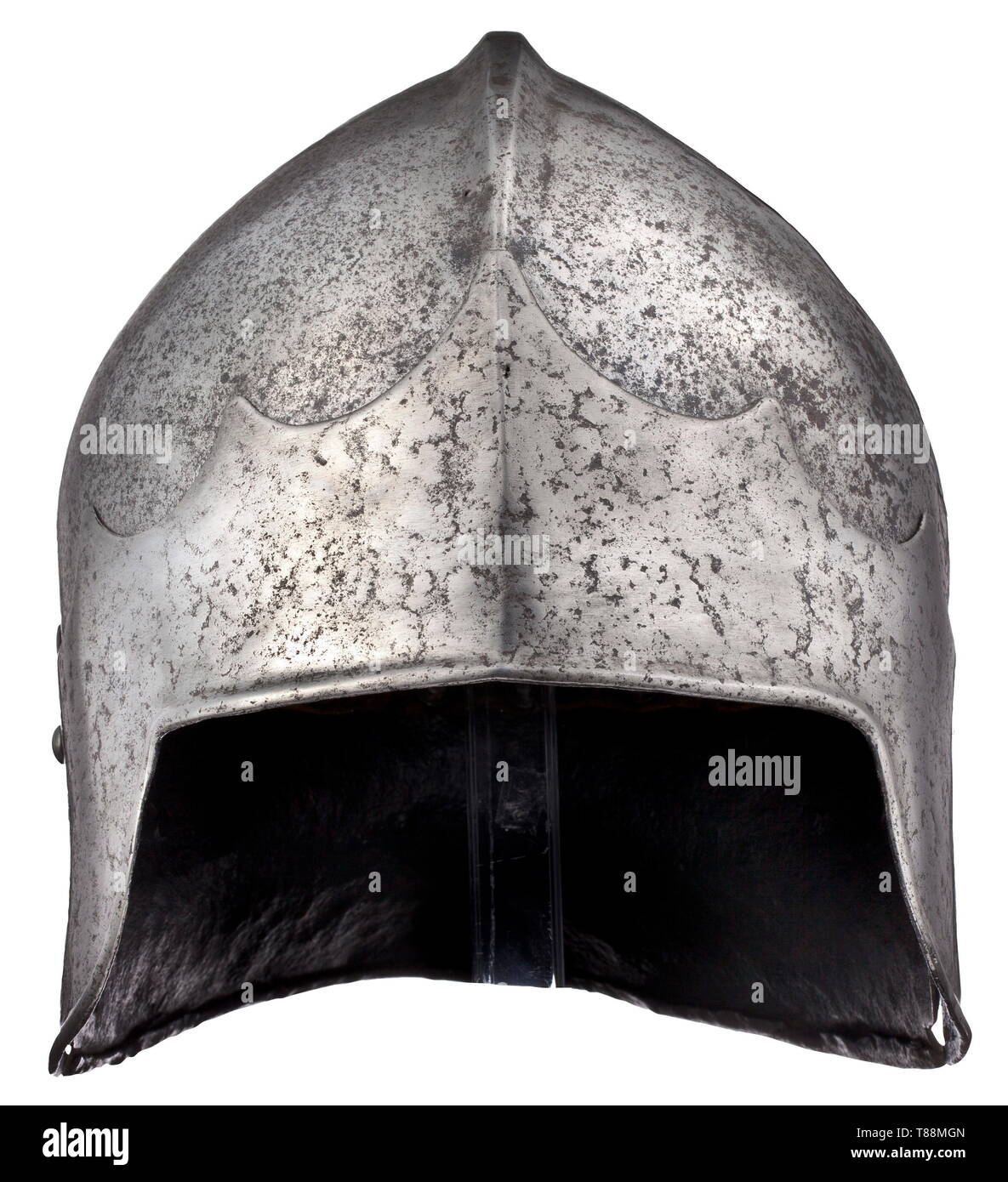 Un cerf de sallet circa 1450-70. Avec un morceau de crâne, en crête médiale dans une quille basse aplati percé d'un cimier, haleine à une queue courte avec intérieurement-angulaire s'est bord, face-ouverture sur les côtés arrondis, le bord fini sans un virage, frappé avec deux marques à l'arrière, l'un une couronne sur une lettre gothique, l'autre une croix (split), frotté chacun équipé de plaque-front plus tard, et plus tard pour les rivets chin-strap et doublure-band.24,3 cm de hauteur. Poids 2330 g. Celata a l'italienne avec un crâne de cette forme, avec pas Additional-Rights Clearance-Info,--Not-Available Banque D'Images Un cerf de sallet circa 1450-70. Avec un morceau de crâne, en crête médiale dans une quille basse aplati percé d'un cimier, haleine à une queue courte avec intérieurement-angulaire s'est bord, face-ouverture sur les côtés arrondis, le bord fini sans un virage, frappé avec deux marques à l'arrière, l'un une couronne sur une lettre gothique, l'autre une croix (split), frotté chacun équipé de plaque-front plus tard, et plus tard pour les rivets chin-strap et doublure-band.24,3 cm de hauteur. Poids 2330 g. Celata a l'italienne avec un crâne de cette forme, avec pas Additional-Rights Clearance-Info,--Not-Available Banque D'Images