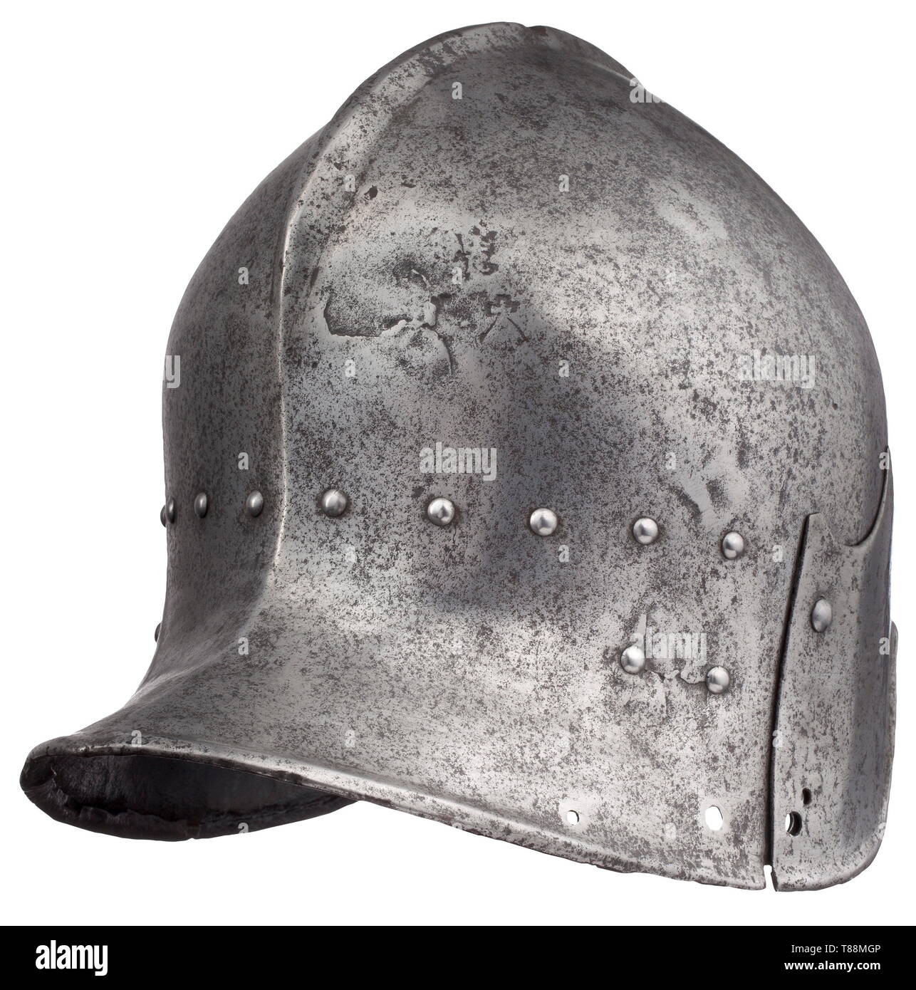 Un cerf de sallet circa 1450-70. Avec un morceau de crâne, en crête médiale dans une quille basse aplati percé d'un cimier, haleine à une queue courte avec intérieurement-angulaire s'est bord, face-ouverture sur les côtés arrondis, le bord fini sans un virage, frappé avec deux marques à l'arrière, l'un une couronne sur une lettre gothique, l'autre une croix (split), frotté chacun équipé de plaque-front plus tard, et plus tard pour les rivets chin-strap et doublure-band.24,3 cm de hauteur. Poids 2330 g. Celata a l'italienne avec un crâne de cette forme, avec pas Additional-Rights Clearance-Info,--Not-Available Banque D'Images