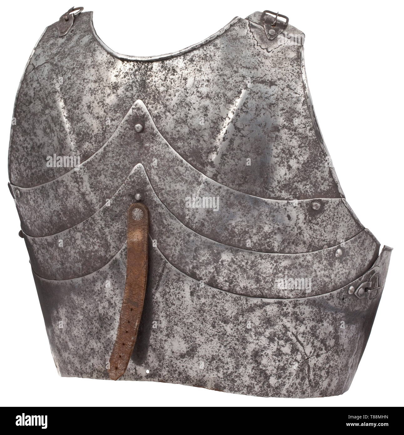 Un rare gothique italien de plateau supérieur vers 1440-50. Comprenant la partie supérieure de quatre lames sans la ceinture-boiteux, les quatre plaques estampé d'un renfoncement en forme de V-médiale sur la plus grande partie de leur longueur, les trois inférieurs vers le bas en forme de chevauchement et de points dans le centre, la plus étroite que les plaques des deux autres, le boiteux inférieur avec extensions étroit contemporain à gauche et à droite, la partie supérieure de la lame avec un manche concave profondément-ouverture, le cou et le bras--ouvertures à l'extérieur tours étroites sur les bords (en interne), une réparation patché, Additional-Rights Clearance-Info-milieu-Not-Available Banque D'Images