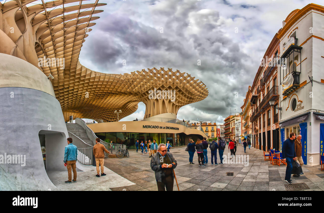 Séville, Espagne - avril 06, 2019 : l'espace Metropol Parasol, conçu par l'architecte allemand Jurgen Mayer-Hermann est une structure en bois situé à la fr Banque D'Images
