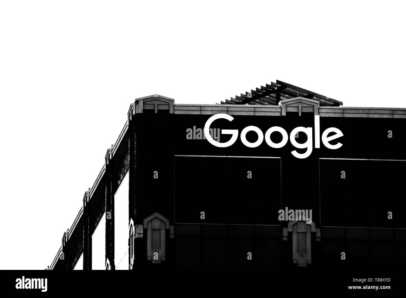 Fulton Market, Chicago-May 4, 2019 : une silhouette en noir et blanc de l'immeuble de bureaux de Google près de la boucle de l'Ouest. Rues de Chicago. Banque D'Images