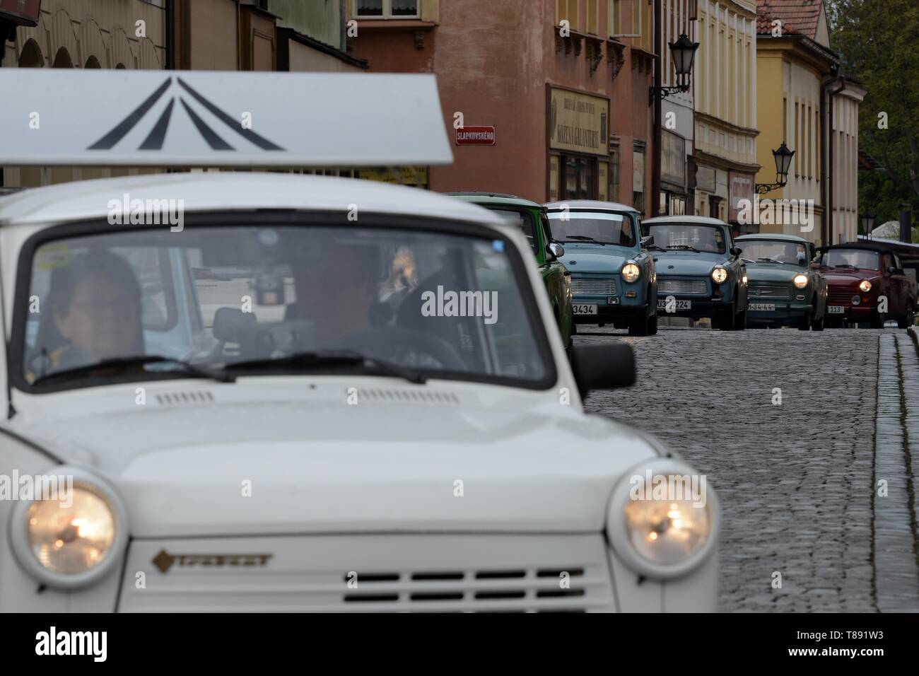 Jicin, République tchèque. Le 11 mai, 2019. Rencontre internationale de pilotes Trabant qui devrait attirer plus de 220 véhicules de l'ère communiste voitures seront réunis à la ville) dans le Paradis tchèque. La Trabant est une voiture qui a été produite par l'ex-Allemagne de VEB Sachsenring Automobilwerke bouilloire auto Zwickau à Zwickau. C'est le plus courant en Allemagne de l'Est du véhicule, et a également été exportée dans des pays tant à l'intérieur et l'extérieur du bloc de l'Est. En raison de son désuètes et inefficaces le moteur à deux temps (qui a produit l'économie de carburant pauvres pour sa basse puissance de sortie et d'épaisseur, fumé ex C Banque D'Images