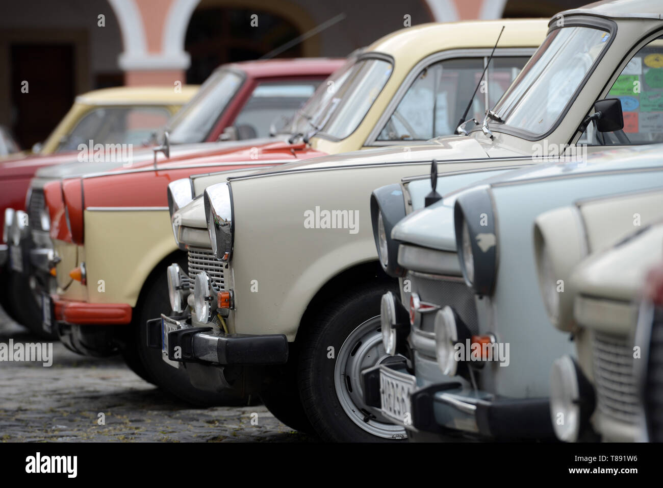 Jicin, République tchèque. Le 11 mai, 2019. Rencontre internationale de pilotes Trabant qui devrait attirer plus de 220 véhicules de l'ère communiste voitures seront réunis à la ville) dans le Paradis tchèque. La Trabant est une voiture qui a été produite par l'ex-Allemagne de VEB Sachsenring Automobilwerke bouilloire auto Zwickau à Zwickau. C'est le plus courant en Allemagne de l'Est du véhicule, et a également été exportée dans des pays tant à l'intérieur et l'extérieur du bloc de l'Est. En raison de son désuètes et inefficaces le moteur à deux temps (qui a produit l'économie de carburant pauvres pour sa basse puissance de sortie et d'épaisseur, fumé ex C Banque D'Images