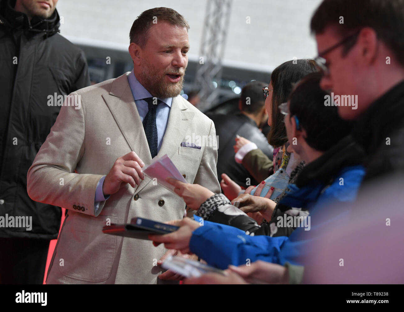 Berlin, Allemagne. Le 11 mai, 2019. 11 mai 2019, l'Allemagne (allemand), Berlin : réalisateur Guy Ritchie vient à la première allemande du nouveau film de Disney 'Aladin'. Le film est un vrai film de l'adaptation du dessin animé du même nom à partir de 1992 et est basé sur l'histoire de Aladin et le miracle de la lampe les Contes des 1001 nuits. Photo : Jens Kalaene Zentralbild-/dpa/afp Banque D'Images