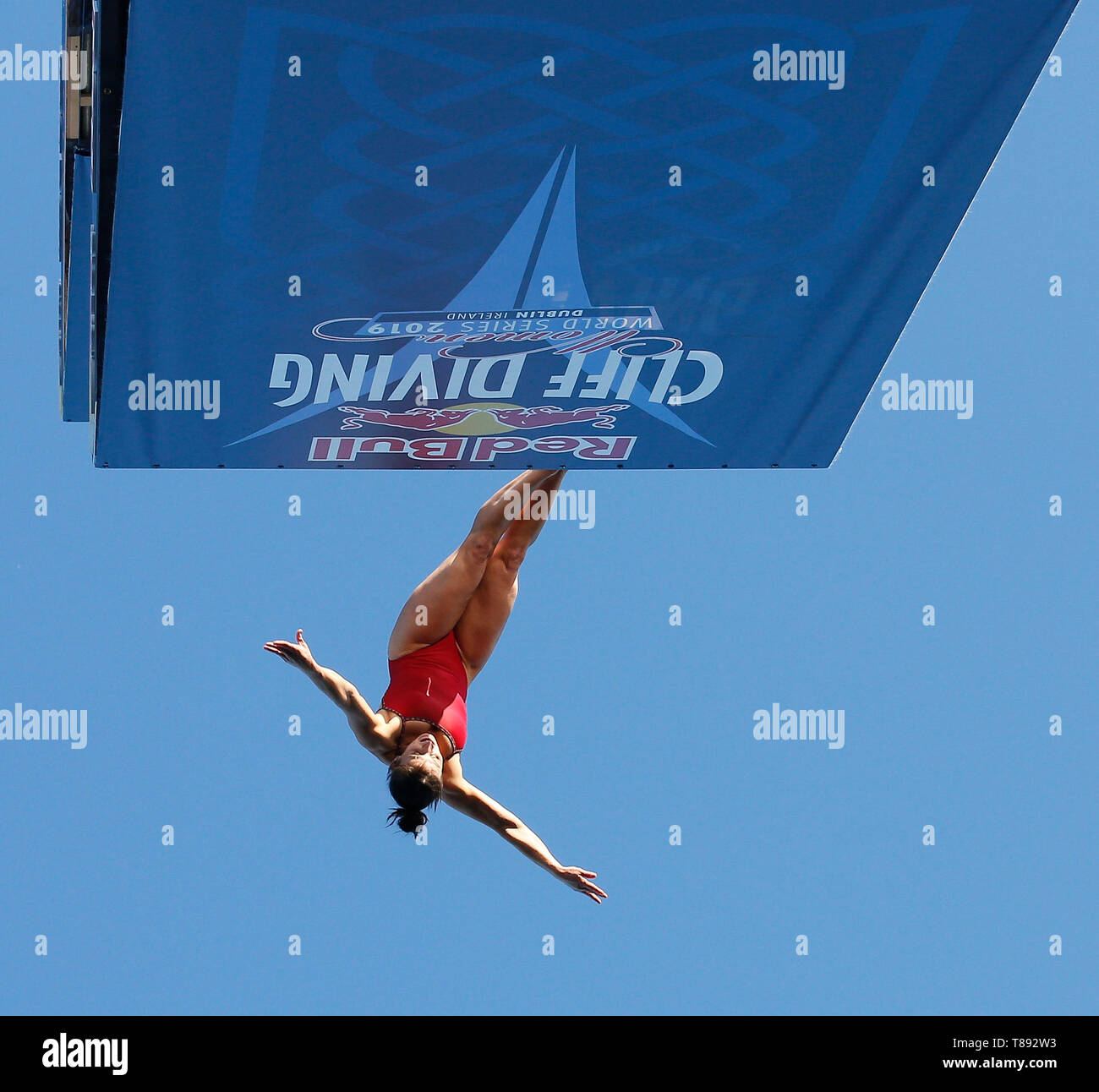 Dun Laoghaire, Dublin, Irlande. Le 11 mai, 2019. Red Bull Cliff Diving World Series, séries 1 et 2 ; Celia Fernandez (ESP) avec un 3.1 difficulté dur est attribué 46,58 points pour la 6e place de l'Action : Crédit Plus Sport/Alamy Live News Banque D'Images