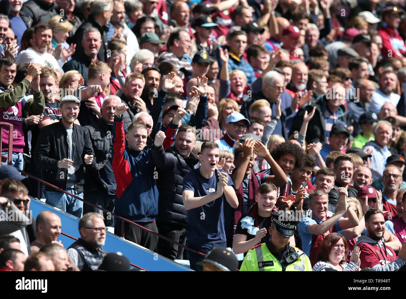 Birmingham, UK. 11 mai 2019. Aston Villa Fans. L'EFL Skybet jouer au large de la demi-finale de championnat, 1er match aller, Aston Villa v West Bromwich Albion à Villa Park à Aston, Birmingham le samedi 11 mai 2019. Cette image ne peut être utilisé qu'à des fins rédactionnelles. Usage éditorial uniquement, licence requise pour un usage commercial. Aucune utilisation de pari, de jeux ou d'un seul club/ligue/dvd publications. Photos par Andrew Orchard la photographie de sport/Alamy Live News Banque D'Images