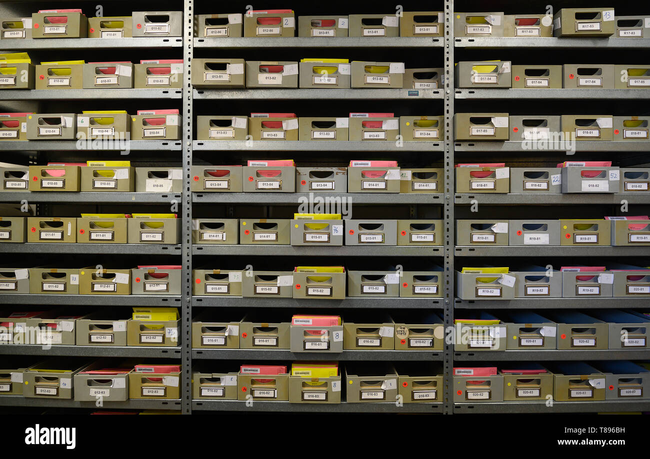 Stuttgart, Allemagne. 10 mai, 2019. Lettres d'élection pour les élections locales en Bade-Wurtemberg (jaune) et pour les élections européennes (rose) sont sur une étagère. Crédit : Sébastien Gollnow/dpa/Alamy Live News Banque D'Images