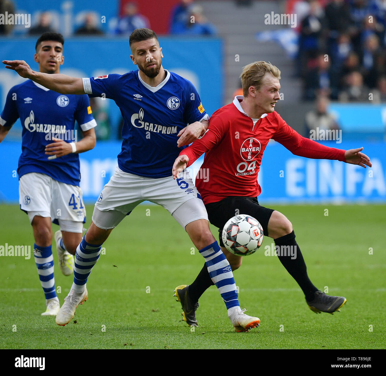 Leverkusen, Allemagne. Le 11 mai, 2019. Matija Nastasic (C) de Schalke 04 rivalise avec Julian Brandt (R) de Leverkusen lors de la Bundesliga Bayer Leverkusen match entre 04 et le FC Schalke 04 à Leverkusen, Allemagne, le 11 mai 2019. Le match se termine par un nul 1-1. Credit : Ulrich Hufnagel/Xinhua/Alamy Live News Banque D'Images