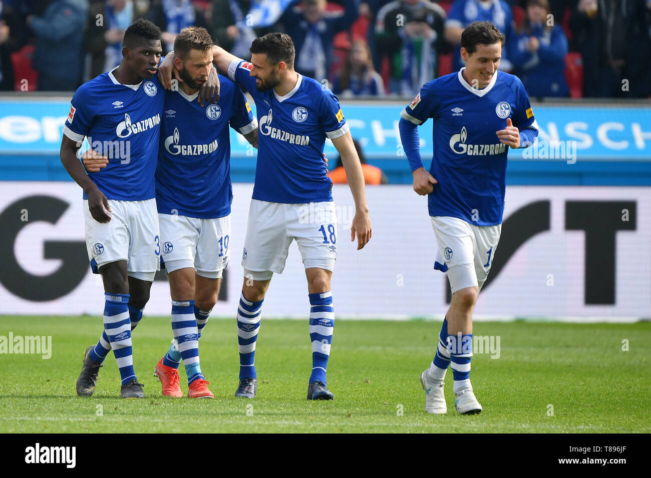 Leverkusen, Allemagne. Le 11 mai, 2019. Les joueurs de Schalke 04 célébrer après avoir marqué au cours de la Bundesliga match entre Bayer 04 Leverkusen et le FC Schalke 04 à Leverkusen, Allemagne, le 11 mai 2019. Le match se termine par un nul 1-1. Credit : Ulrich Hufnagel/Xinhua/Alamy Live News Banque D'Images