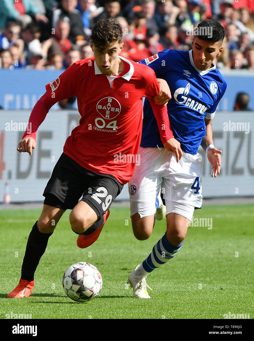 Leverkusen, Allemagne. Le 11 mai, 2019. Kai Havertz (L) de Leverkusen rivalise avec Nassim Boujallab de Schalke 04 lors de la Bundesliga Bayer Leverkusen match entre 04 et le FC Schalke 04 à Leverkusen, Allemagne, le 11 mai 2019. Le match se termine par un nul 1-1. Credit : Ulrich Hufnagel/Xinhua/Alamy Live News Banque D'Images