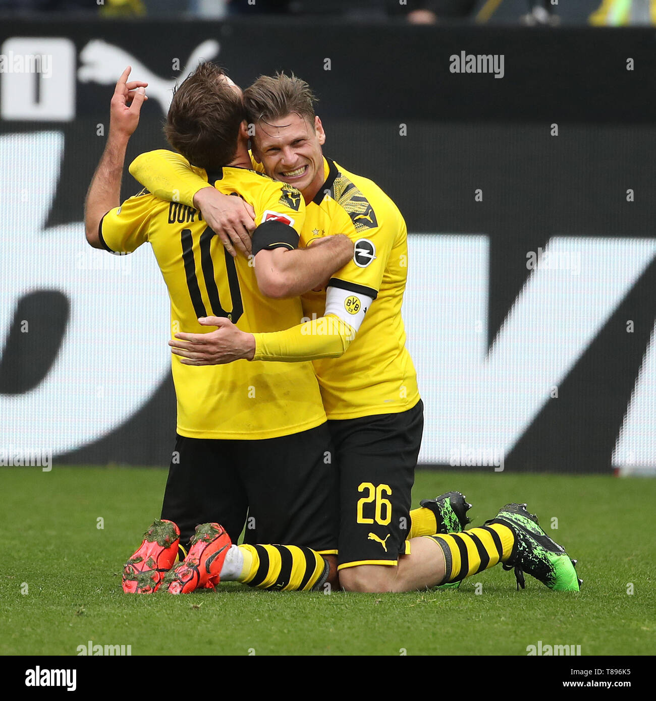 Dortmund, Allemagne. Le 11 mai, 2019. Mario Goetze (L) de Dortmund fête marquant avec ses coéquipiers au cours de l'action de Lukasz match de Bundesliga entre Borussia Dortmund et Fortuna Düsseldorf à Dortmund, en Allemagne, le 11 mai 2019. Dortmund a gagné 3-2. Credit : Joachim Bywaletz/Xinhua/Alamy Live News Banque D'Images