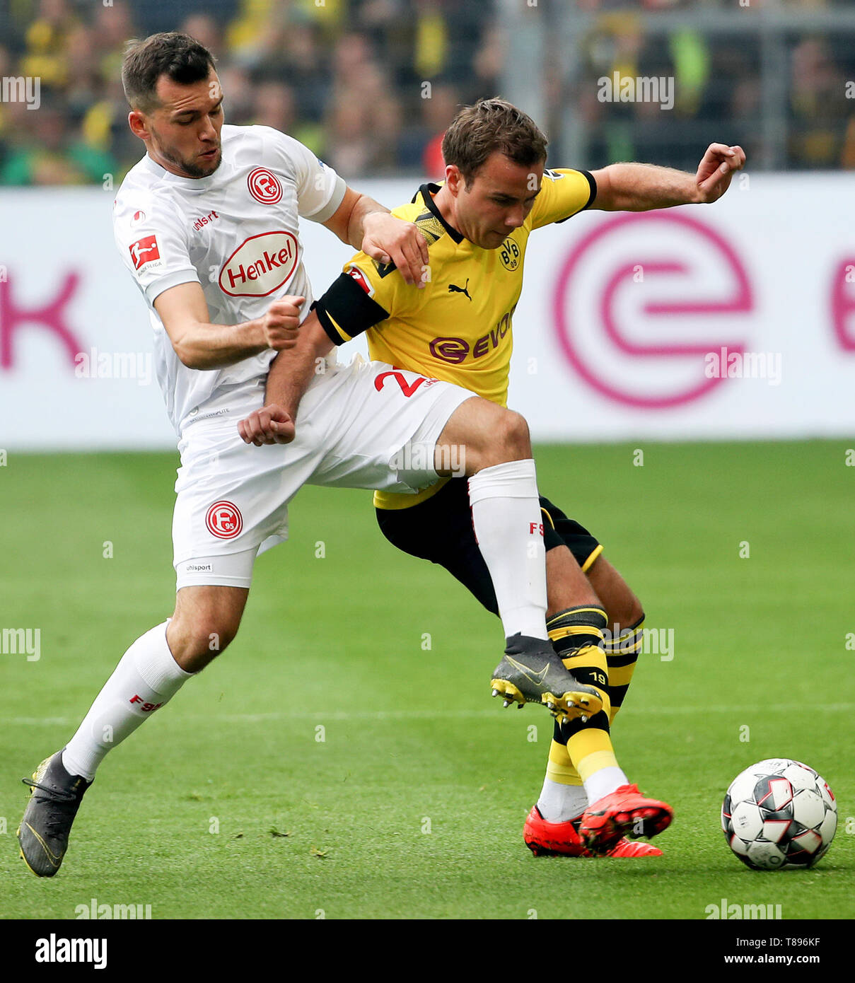 Dortmund, Allemagne. Le 11 mai, 2019. Kevin Stoeger (L) de Dusseldorf rivalise avec Mario Goetze de Dortmund lors de la Bundesliga match entre Borussia Dortmund et Fortuna Düsseldorf à Dortmund, en Allemagne, le 11 mai 2019. Dortmund a gagné 3-2. Credit : Joachim Bywaletz/Xinhua/Alamy Live News Banque D'Images