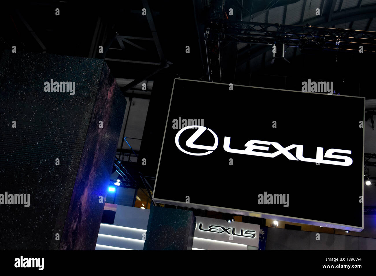 L'image d'entreprise de la marque automobile Lexus qui présente ses véhicules vu à la Foire de l'Automobile 2019 à Barcelone. Banque D'Images