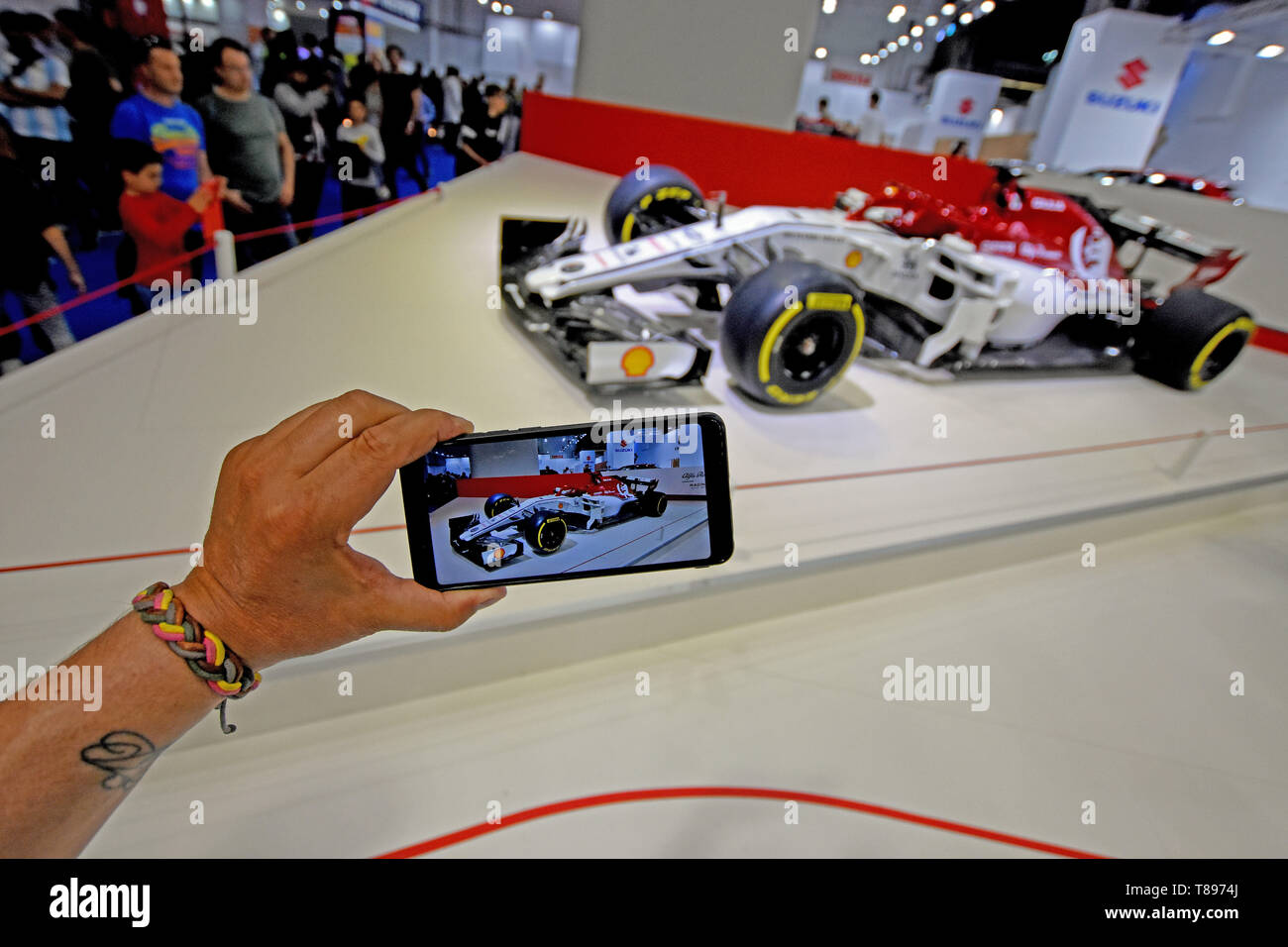 Barcelone, Catalogne, Espagne. Le 11 mai, 2019. Un visiteur prend une photo avec son smartphone d'un véhicule de course de Formule Un Suzuki au Salon Automobile 2019 à Barcelone. Credit : Ramon Costa/SOPA Images/ZUMA/Alamy Fil Live News Banque D'Images