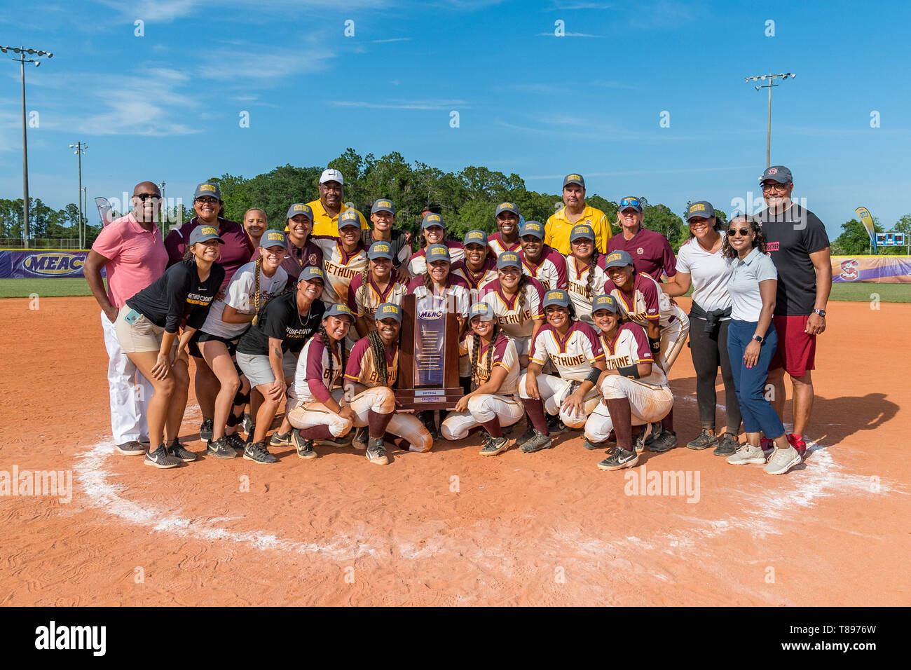 Ormond Beach, FL, USA. Le 11 mai, 2019. Bethune Cookman Softball posent avec le milieu est de l'Athletic Conference Trophy après avoir battu Florida A&M 11-5 pour demander le MEAC 2019 Championnat à Ormond Beach Sports Complex à Ormond Beach, Floride Romeo Guzman/CSM/Alamy Live News Banque D'Images