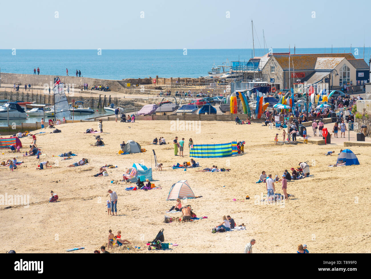 Lyme Regis, dans le Dorset, UK. 12 mai 2019. Météo France : Les visiteurs et amateurs de plage profitez de la pittoresque plage de la station balnéaire de Lyme Regis sur un dimanche ensoleillé et chaud. Les températures sont réglées à monter avec un maximum de 25 degrés celsius prévision pour la semaine. Credit : Celia McMahon/Alamy Live News. Banque D'Images