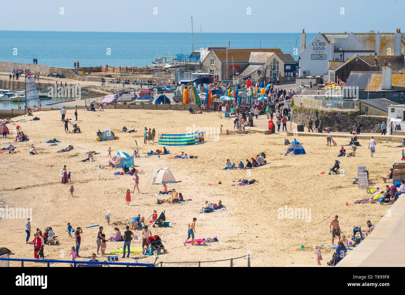Lyme Regis, dans le Dorset, UK. 12 mai 2019. Météo France : Les visiteurs et amateurs de plage profitez de la pittoresque plage de la station balnéaire de Lyme Regis sur un dimanche ensoleillé et chaud. Les températures sont réglées à monter avec un maximum de 25 degrés celsius prévision pour la semaine. Credit : Celia McMahon/Alamy Live News. Banque D'Images
