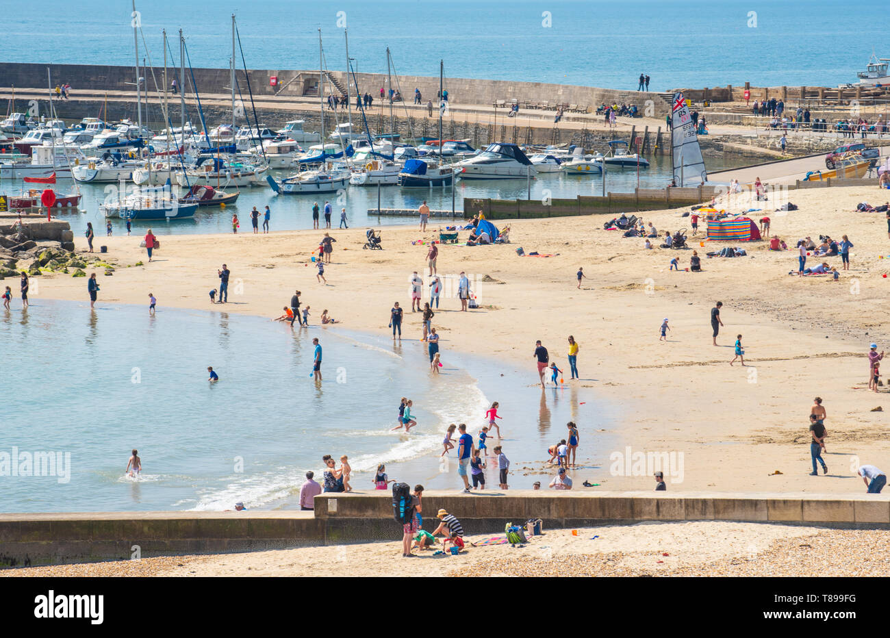 Lyme Regis, dans le Dorset, UK. 12 mai 2019. Météo France : Les visiteurs et amateurs de plage profitez de la pittoresque plage de la station balnéaire de Lyme Regis sur un dimanche ensoleillé et chaud. Les températures sont réglées à monter avec un maximum de 25 degrés celsius prévision pour la semaine. Credit : Celia McMahon/Alamy Live News. Banque D'Images