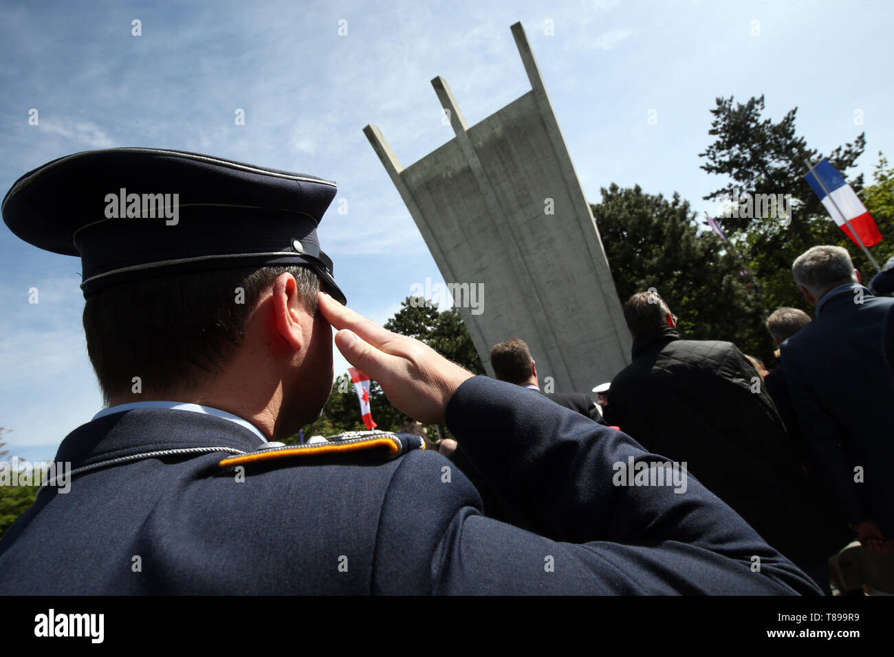 Berlin, Allemagne. 12 mai, 2019. Officier de la Force aérienne, salue l'Airlift Memorial au cours d'une cérémonie commémorant la fin de le Pont Aérien de Berlin il y a 70 ans. Au cours de l'blocus soviétique, les Alliés ont fourni la partie occidentale de Berlin du 24 juin 1948 au 12 mai 1949 de l'air. Credit : Wolfgang Kumm/dpa/Alamy Live News Banque D'Images