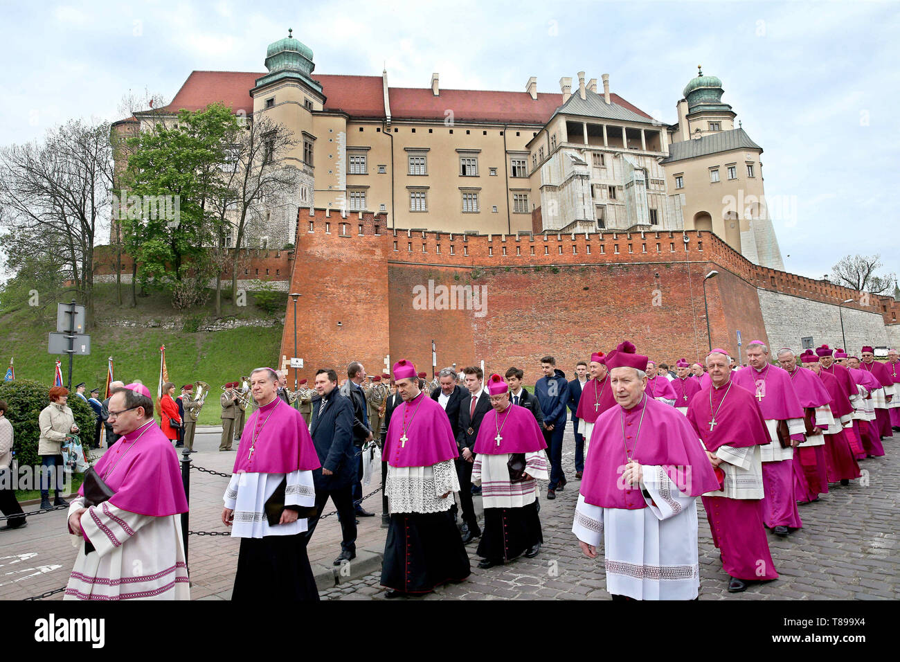 Cracovie, Pologne. Le 11 mai, 2019. Les évêques polonais sont vus au cours de la Procession de saint Stanislas à Cracovie. Les fidèles avec les reliques des saints et bienheureux de l'aller de la cathédrale de Wawel au sanctuaire à Skalka pour célébrer saint Stanislas de Szczepanow, évêque de Cracovie, qui a été assassiné en 1079 à la suite d'un conflit avec le roi Boleslaw Smialy. L'événement est suivi par des évêques, du clergé, des représentants des ordres religieux et des universités et les fidèles de tout le pays : Damian Klamka Crédit/ZUMA/Alamy Fil Live News Banque D'Images