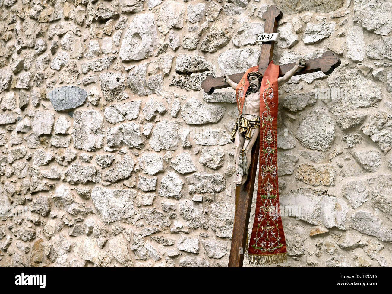 Cracovie, Pologne. Le 11 mai, 2019. Jésus sur la croix. Les fidèles avec les reliques des saints et bienheureux de l'aller de la cathédrale de Wawel au sanctuaire à Skalka pour célébrer saint Stanislas de Szczepanow, évêque de Cracovie, qui a été assassiné en 1079 à la suite d'un conflit avec le roi Boleslaw Smialy. L'événement est suivi par des évêques, du clergé, des représentants des ordres religieux et des universités et les fidèles de tout le pays : Damian Klamka Crédit/ZUMA/Alamy Fil Live News Banque D'Images