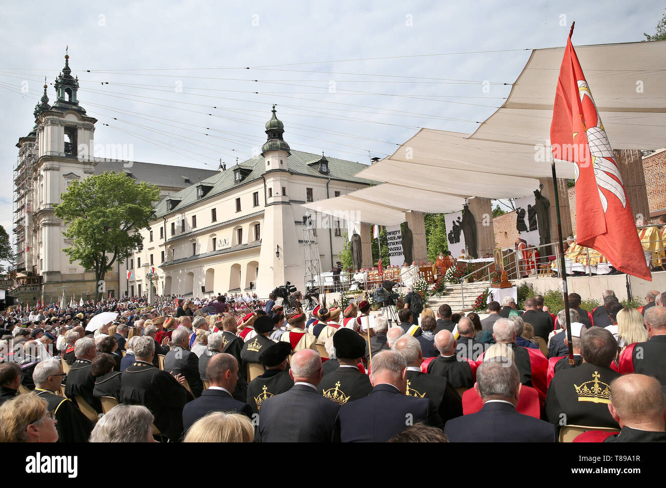 Cracovie, Pologne. Le 11 mai, 2019. Les personnes sont considérées au cours de la Procession de saint Stanislas à Cracovie. Les fidèles avec les reliques des saints et bienheureux de l'aller de la cathédrale de Wawel au sanctuaire à Skalka pour célébrer saint Stanislas de Szczepanow, évêque de Cracovie, qui a été assassiné en 1079 à la suite d'un conflit avec le roi Boleslaw Smialy. L'événement est suivi par des évêques, du clergé, des représentants des ordres religieux et des universités et les fidèles de tout le pays : Damian Klamka Crédit/ZUMA/Alamy Fil Live News Banque D'Images