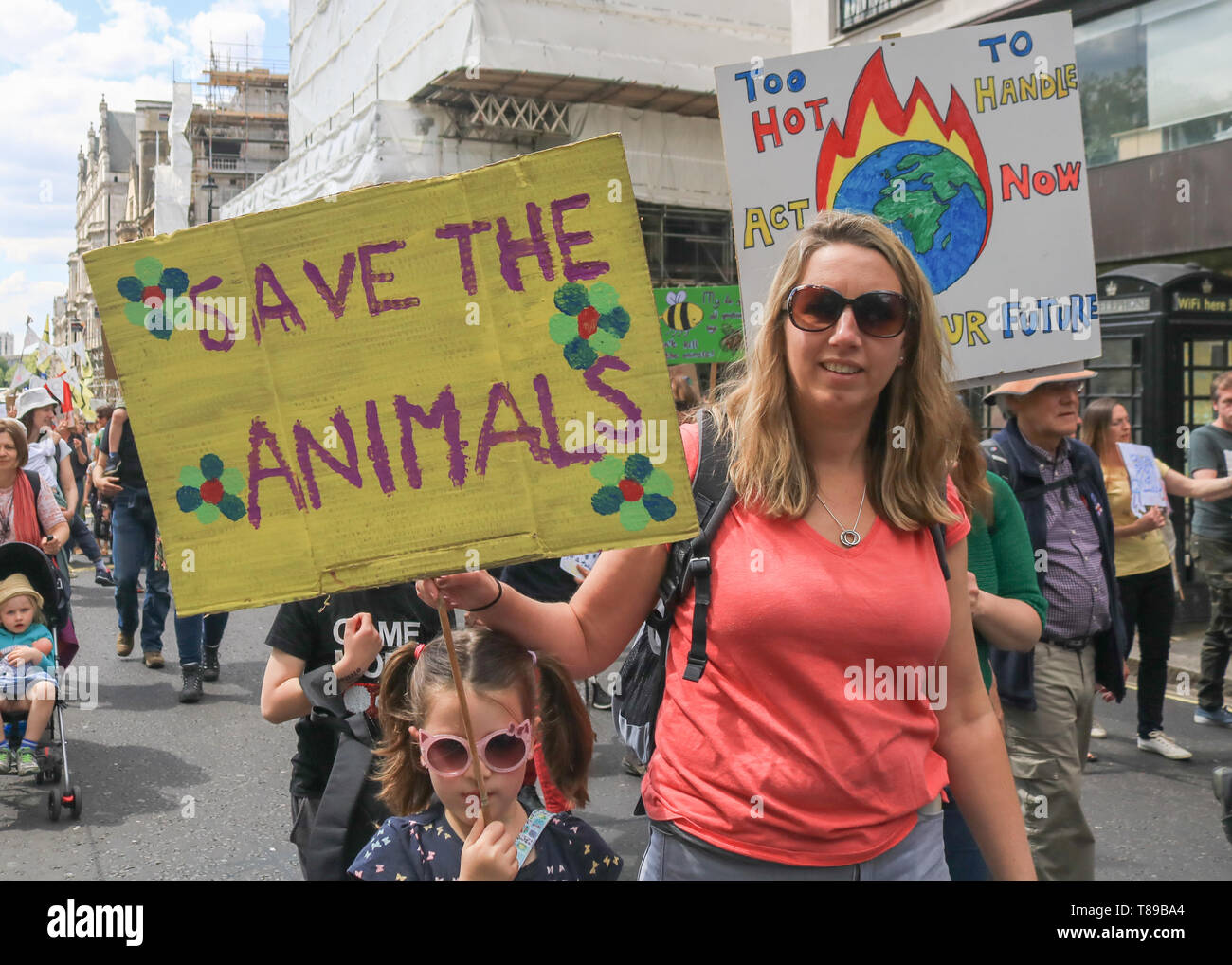 Londres, Royaume-Uni. 12 mai, 2019. Londres, Royaume-Uni. 12 mai 2019. Des milliers de parents, accompagnés d'enfants et leurs familles ont défilé dans le centre de Londres à la demande des mesures urgentes pour lutter contre le changement climatique après secrétaire de la santé Britannique Matt Hancock nommé "l'air sale" comme le "plus grand risque environnemental pour la santé publique au Royaume-Uni" et a averti d'une urgence sanitaire nationale déclenchée par la lente et "poison mortel" de la pollution de l'air. Credit : amer ghazzal/Alamy Live News Crédit : amer ghazzal/Alamy Live News Banque D'Images