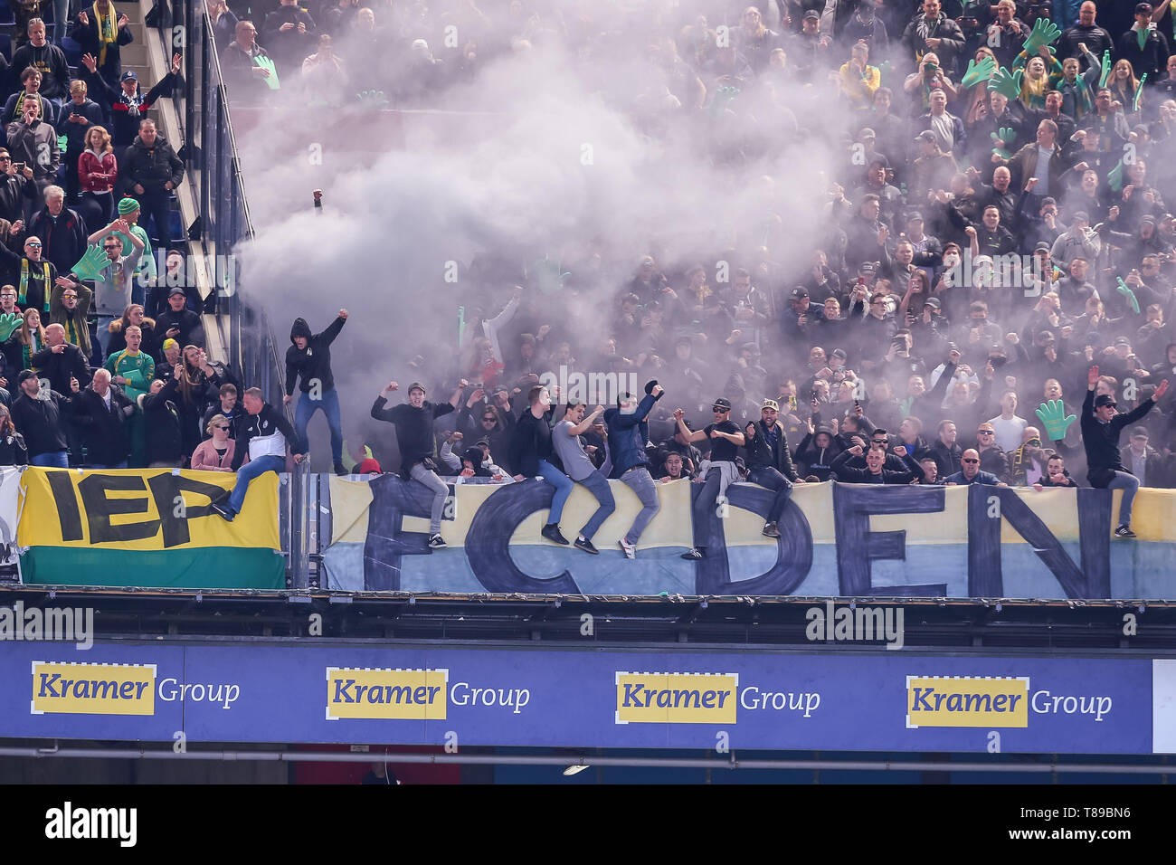 Rotterdam, Pays-Bas. 12 mai, 2019. ROTTERDAM , Pays-Bas , 12-05-2019 , Stade de football De Kuip , néerlandais , Saison 2018/2019 Eredivisie , , Feyenoord - ADO La Haye , fans ADO pendant le match : Crédit Photos Pro/Alamy Live News Banque D'Images