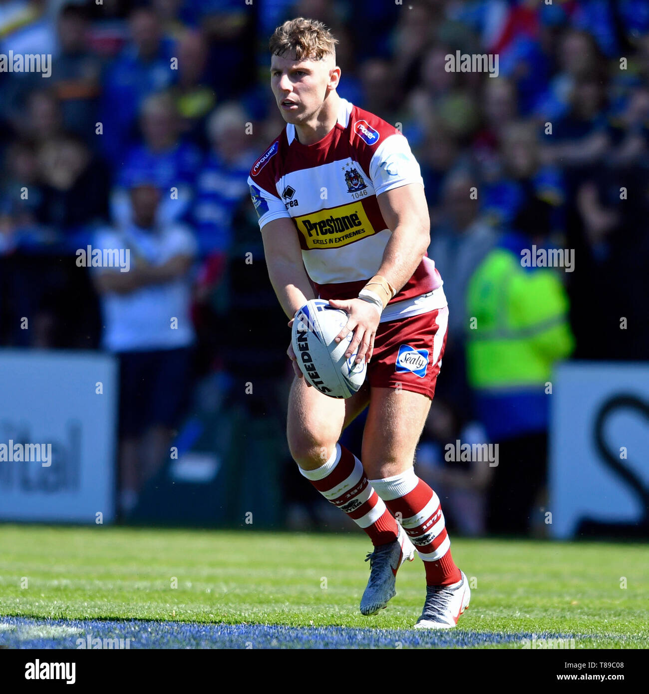Stade Halliwell Jones, Warrington, Royaume-Uni. 12 mai, 2019. Coral Challenge Cup rugby sixième tour, Warrington Wolves contre Wigan Warriors ; George Williams de Wigan Warriors cherche à frapper la balle plus sport Crédit : Action/Alamy Live News Banque D'Images