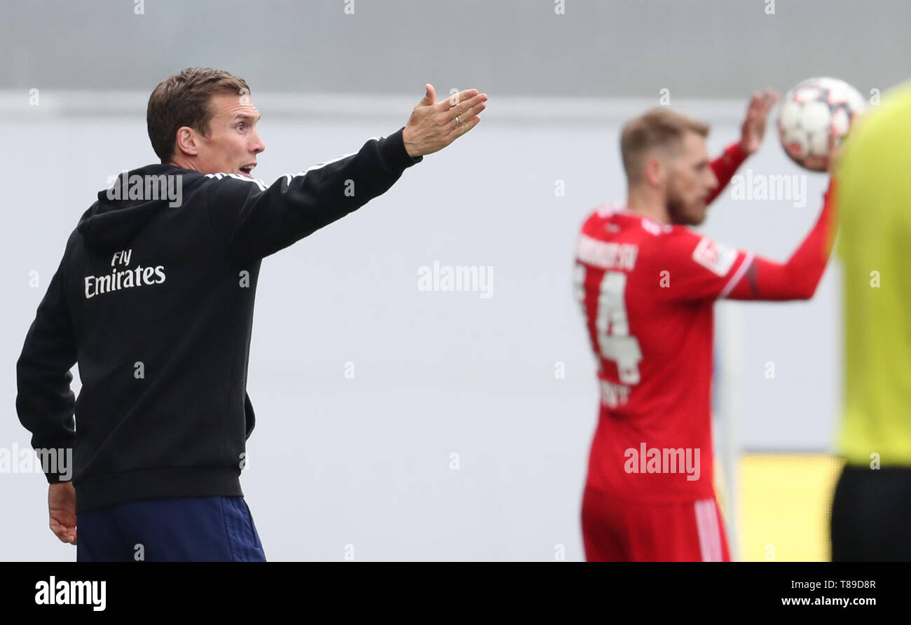 Paderborn, Allemagne. 12 mai, 2019. Soccer : 2ème Bundesliga, SC Paderborn 07 - Hamburger SV, 33e journée à l'Aréna de Benteler. Coach Hannes Wolff (l) à partir de Hambourg fournit des instructions sur la touche. Credit : Friso Gentsch/DPA - NOTE IMPORTANTE : en conformité avec les exigences de la DFL Deutsche Fußball Liga ou la DFB Deutscher Fußball-Bund, il est interdit d'utiliser ou avoir utilisé des photographies prises dans le stade et/ou la correspondance dans la séquence sous forme d'images et/ou vidéo-comme des séquences de photos./dpa/Alamy Live News Banque D'Images