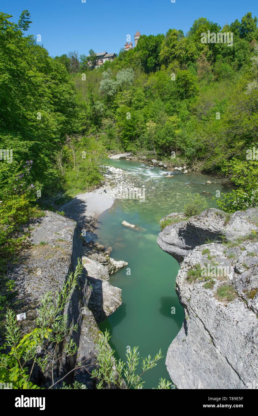 En France, en Haute Savoie, près d'Annecy la curiosité naturelle des Gorges du Fier, la rivière avant les gorges au niveau du pont de liasses et les tours du château de Montrottier Banque D'Images