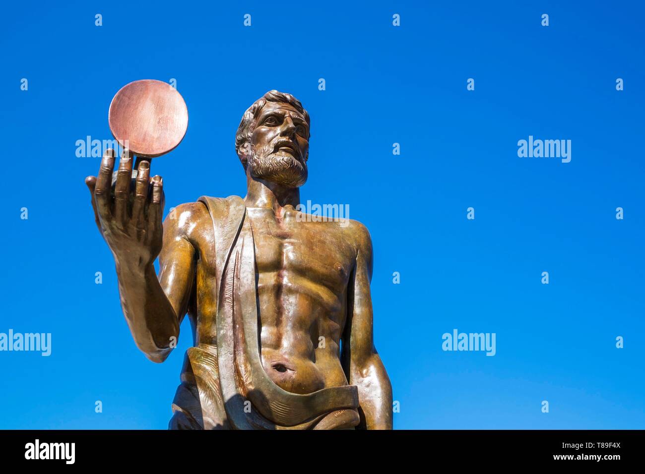 Italie, Sicile, Syracuse, statue d'Archimedes à l'entrée de l'île Ortigia Banque D'Images