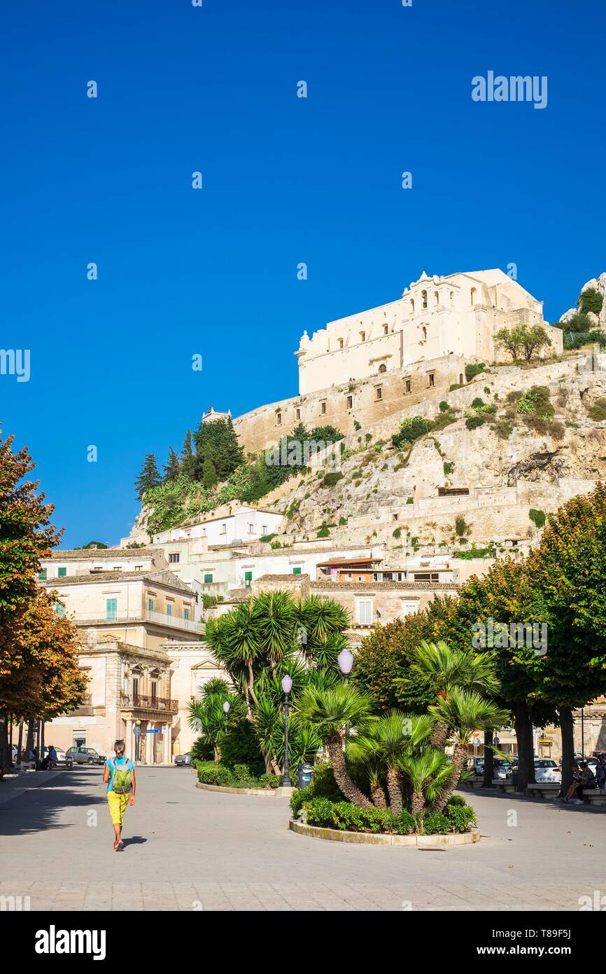 Italie, Sicile, Scicli, UNESCO World Heritage site, Piazza Italia et l'église San Matteo avec vue sur la ville Banque D'Images