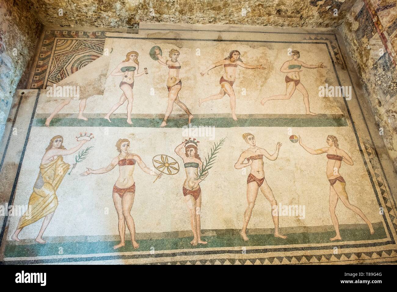 Italie Sicile, Piazza Armerina, Villa Romana del Casale, UNESCO World Heritage site, exemple suprême d'une villa romaine de luxe remarquable pour la richesse et la qualité des mosaïques qui ornent chaque chambre, mosaïque de jeunes femmes en bikini Banque D'Images