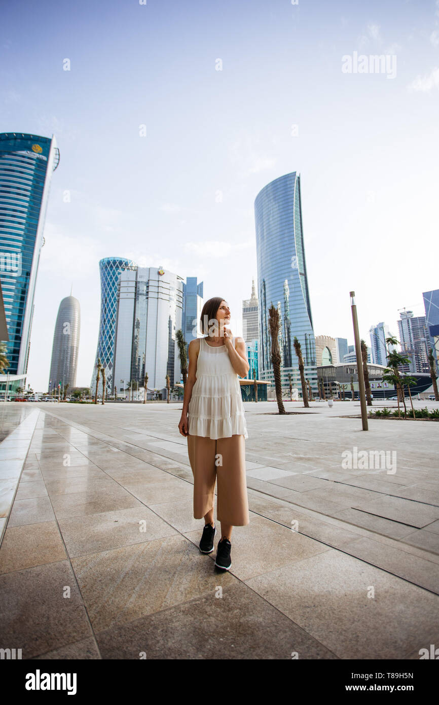 Jeune femme marche dans les rues de Doha Banque D'Images