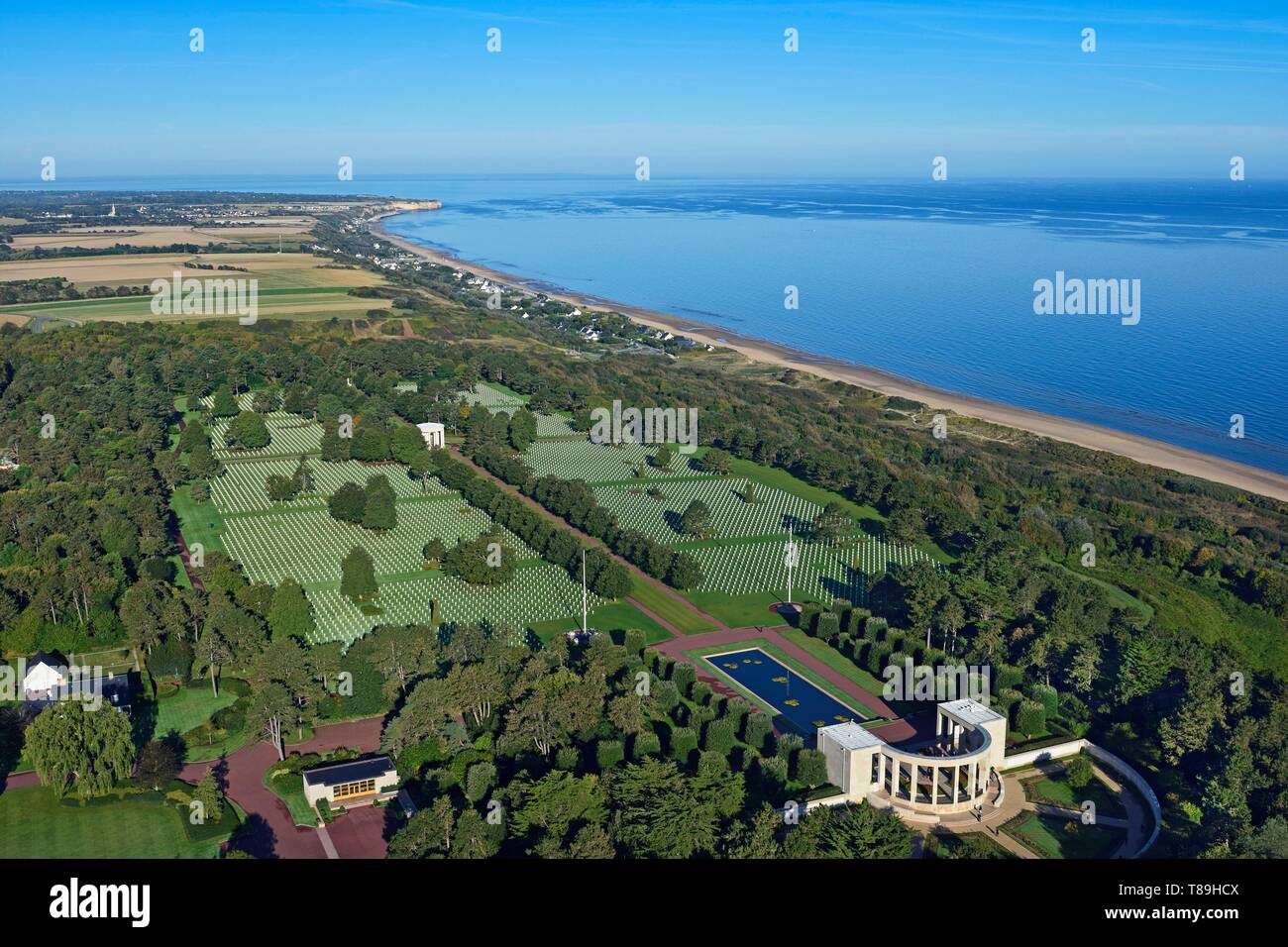 France, Calvados, Colleville sur Mer, le cimetière américain et le débarquement plage d'Omaha Beach (vue aérienne) Banque D'Images