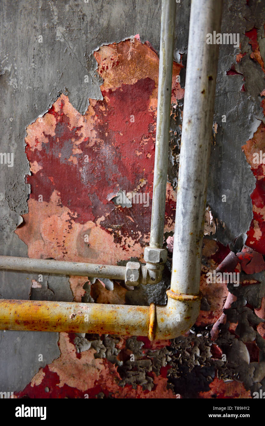 La peinture écaillée au large de paroi avec deux canalisations Banque D'Images