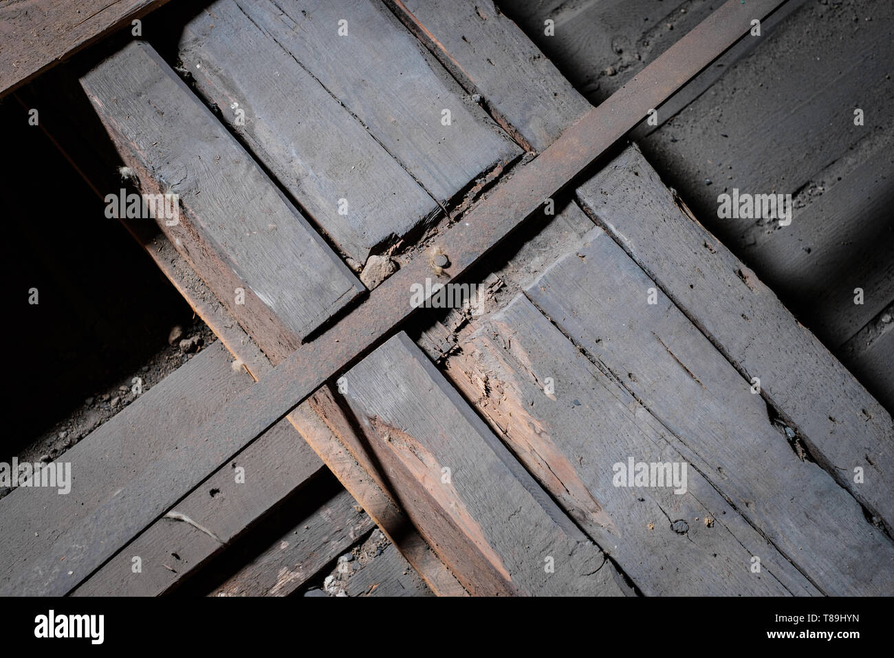 Plancher en bois faible faisceau dans l'ancien grenier / loft avec construction de support - Banque D'Images