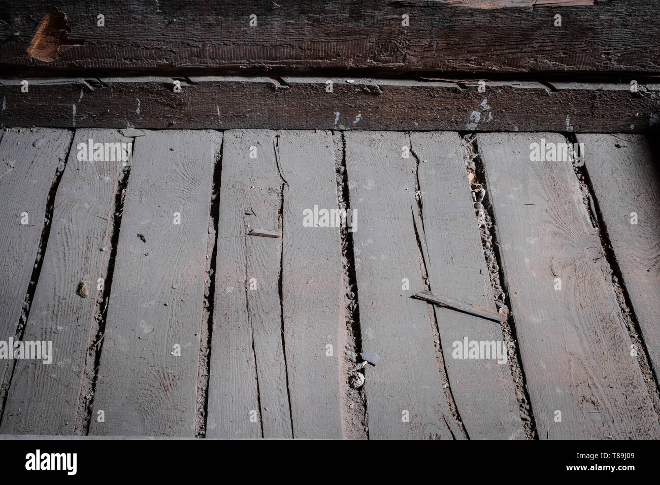 Vieux plancher en bois poutre et dans la construction de planches loft grenier Banque D'Images