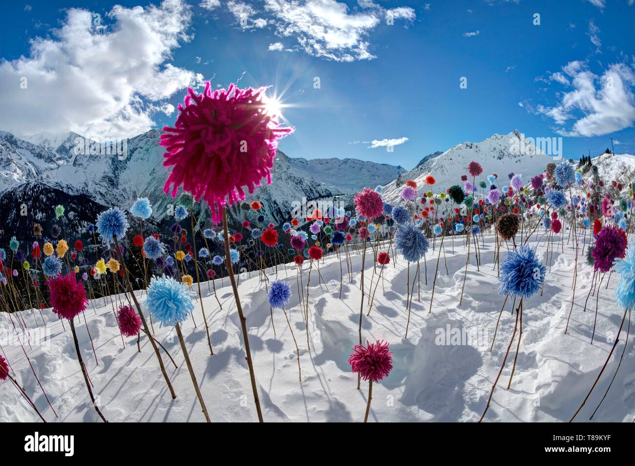 France, Haute Savoie, Massif du Mont Blanc, les Contamines Montjoie, Land art sur les pistes du domaine skiable, l'installation de Niki Heddle's fleurs de laine Banque D'Images