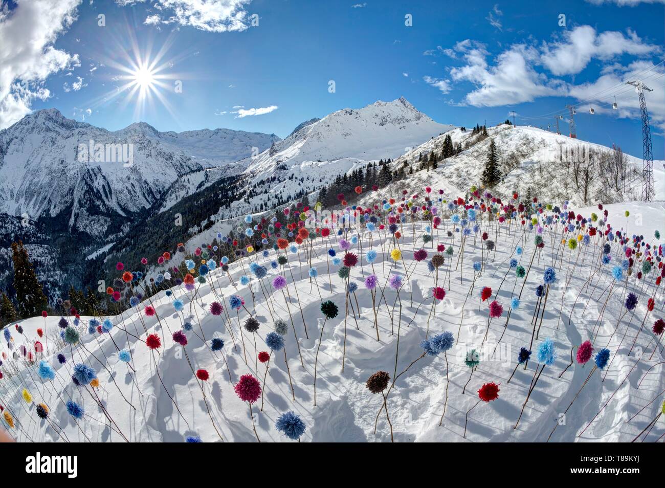 France, Haute Savoie, Massif du Mont Blanc, les Contamines Montjoie, Land art sur les pistes du domaine skiable, l'installation de Niki Heddle's fleurs de laine Banque D'Images