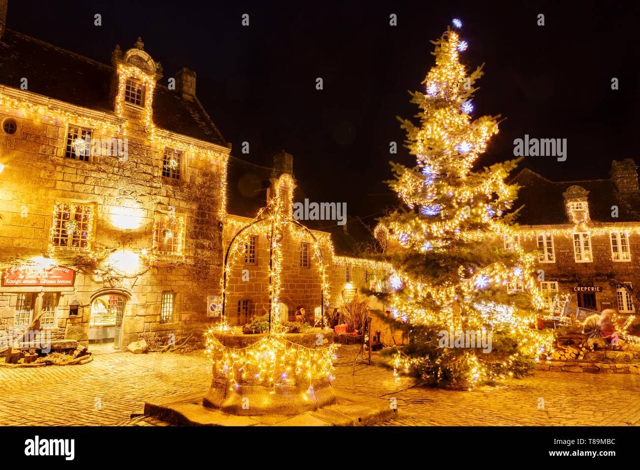 La France, Finistère, Locronan Locronan, le marché de Noël illuminé dans  l'un des plus beaux village de France Photo Stock - Alamy