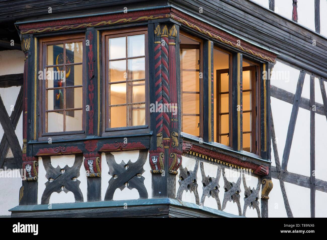 France, Alsace, Route des Vins d'Alsace, Kaysersberg étiqueté Les Plus Beaux Villages de France (l'un des plus beaux villages de France), façade de la maison Faller bref en style Renaissance datant 1594 Rhenan Banque D'Images