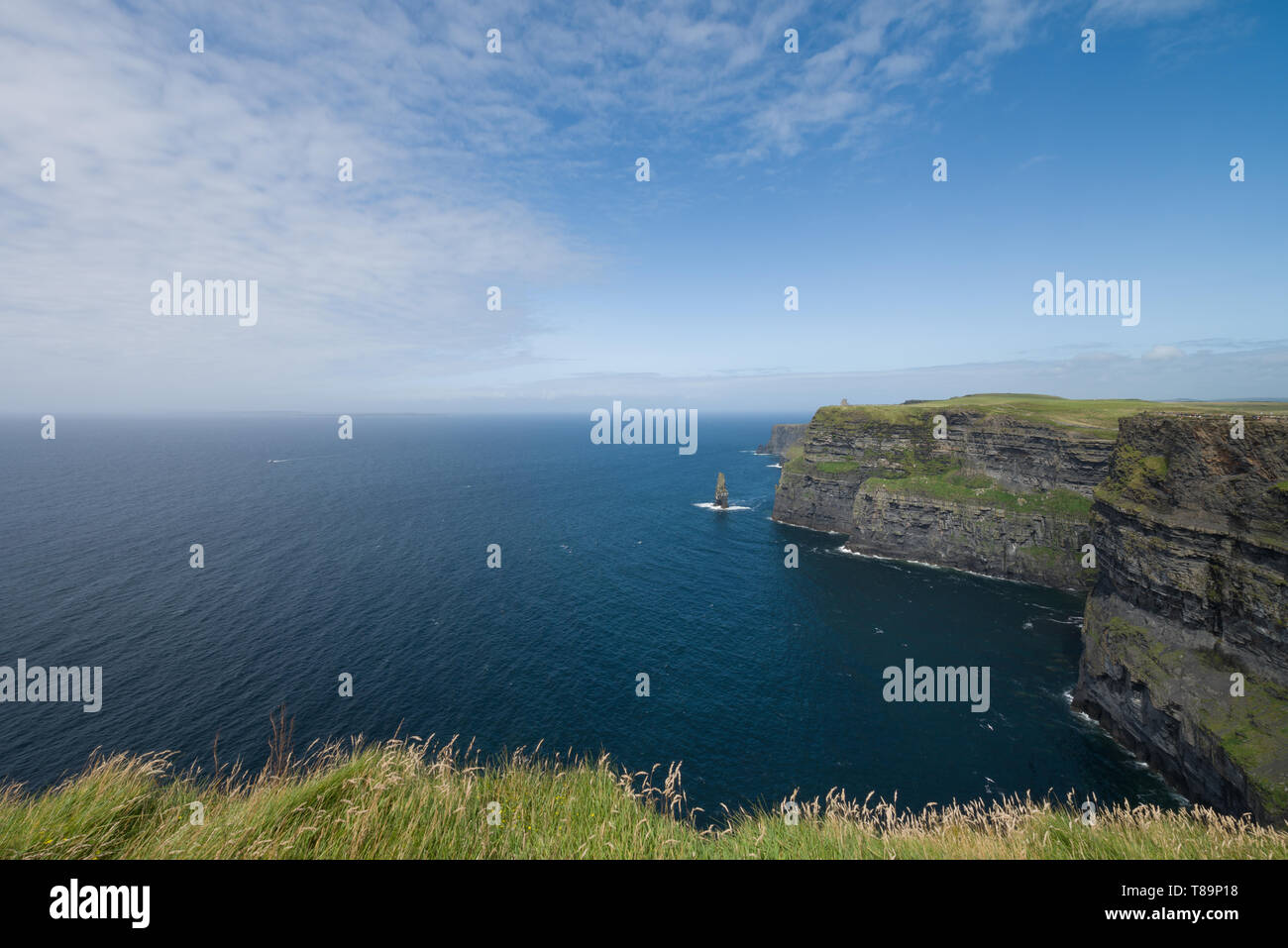 Les falaises de Moher et l'océan Atlantique, une attraction touristique populaire dans le comté de Clare, Irlande Banque D'Images