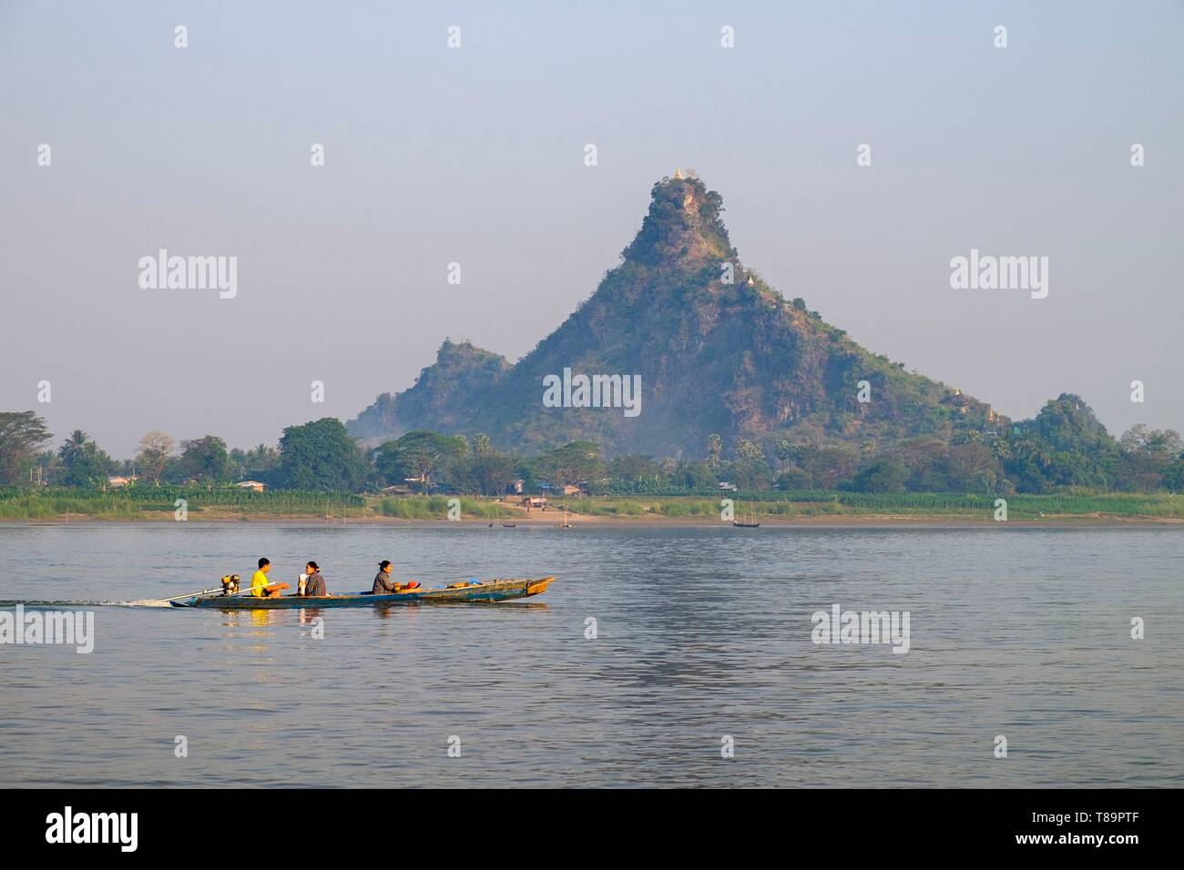 Le Myanmar, la Birmanie, l'État Karen, Hpa An, que Lwyn ou Salouen river, dans l'arrière-plan la montagne de Pu Hpa Banque D'Images