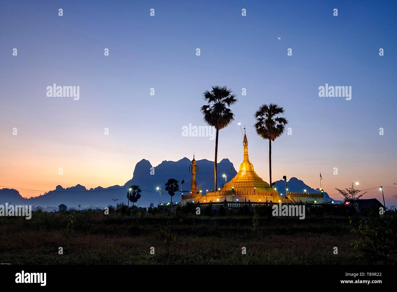 Le Myanmar, la Birmanie, l'État Karen, HPA, une pagode bouddhiste dans un paysage karstique Banque D'Images